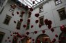14. Divadelní Flora pomalu míří do finále – balonky ve festivalových barvách se ovšem ještě stále drží u stropu atria univerzitního Konviktu...